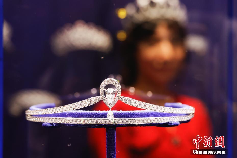 來場者の注目を集めた、「ショーメ（Chaumet）」ブランドのジュエリー（撮影?盛佳鵬）。