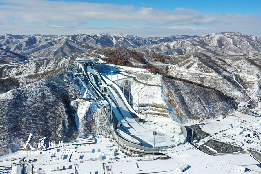 造雪作業(yè)を進める2022年北京冬季五輪張家口競技エリアにある國家スキージャンプセンター「雪如意」（撮影?武殿森）。