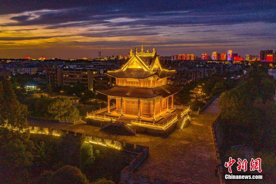 夕陽(yáng)に照らされた美しい仲宣樓　湖北省襄陽(yáng)古城