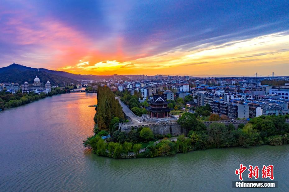 夕陽に照らされた美しい仲宣樓　湖北省襄陽古城