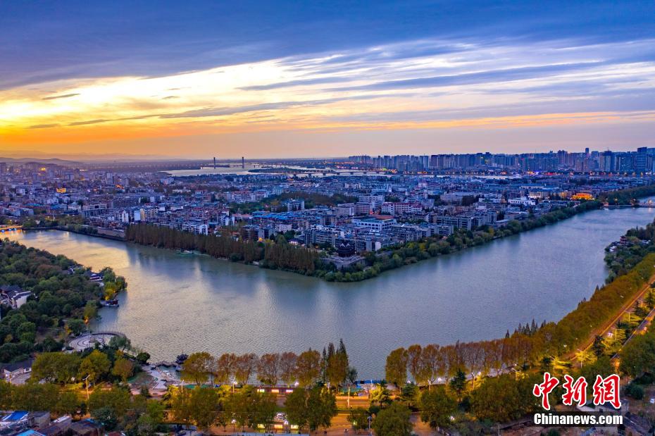 夕陽(yáng)に照らされた美しい仲宣樓　湖北省襄陽(yáng)古城