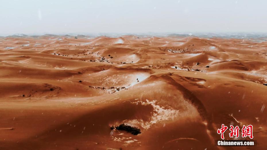 雪と砂漠の絶景広がる寧夏回族自治區(qū)の中衛(wèi)市沙坡頭區(qū)