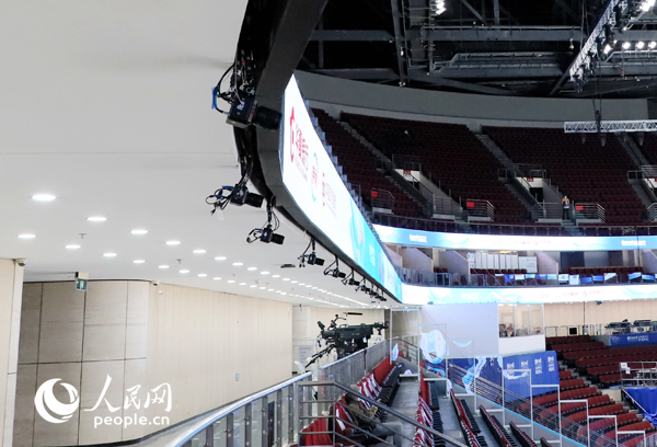 會(huì)場(chǎng)內(nèi)の環(huán)狀ディスプレイの下に取り付けられているカメラ（撮影?胡雪蓉）。