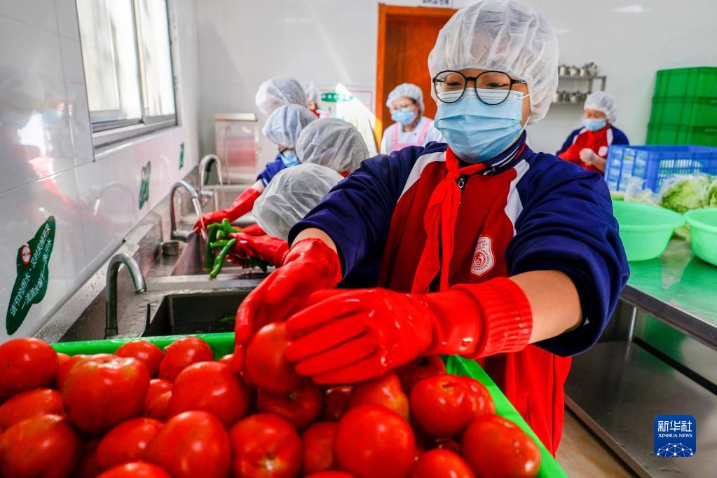 食堂體験授業(yè)で小學(xué)生が「食べ殘しゼロ運動」　浙江省景寧