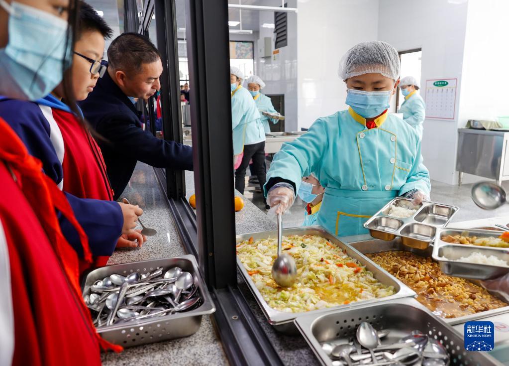 食堂體験授業(yè)で小學(xué)生が「食べ殘しゼロ運動」　浙江省景寧