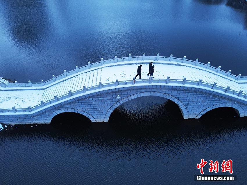 雪化粧を施された「凍らない松花江」　吉林省