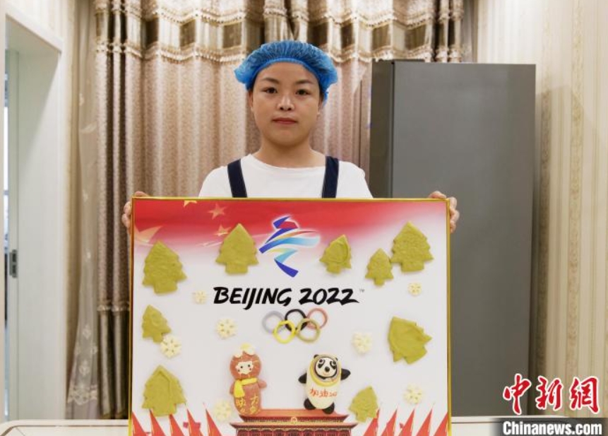 劉丹美さんが飾り蒸しパン「花餑餑」で作った作品「冬季五輪歓迎」（撮影?王雷）。