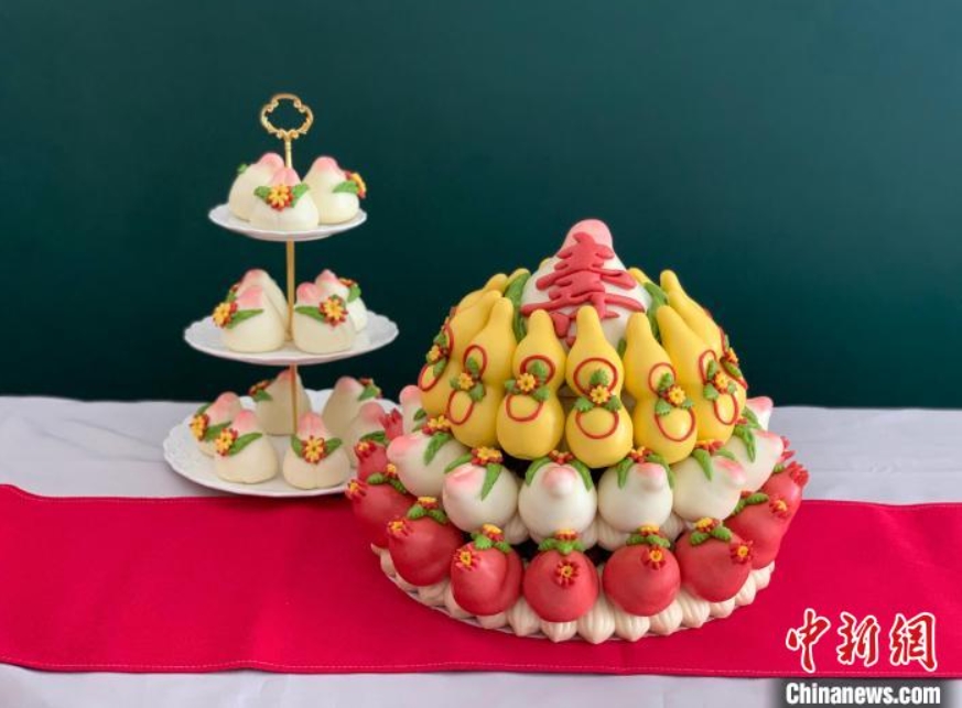 飾り蒸しパンで創(chuàng)意あふれる作品を作り出す女性料理人　河北省博野