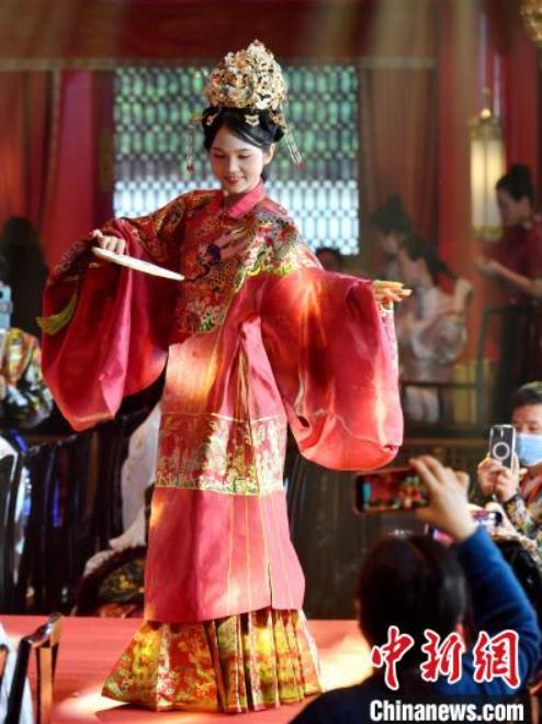 華やかな漢服姿の若者たち　福建省福州