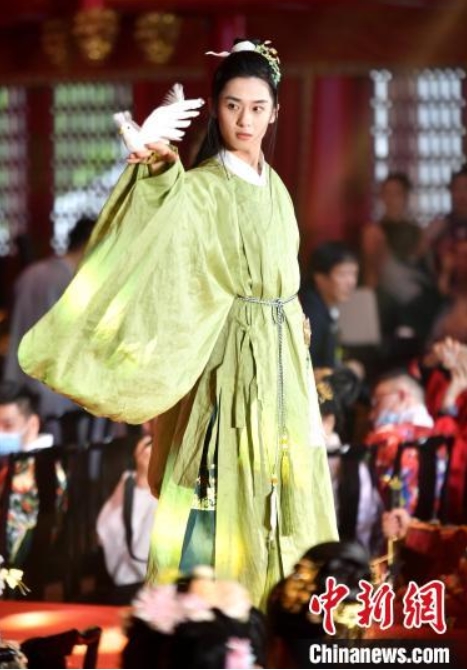 華やかな漢服姿の若者たち　福建省福州