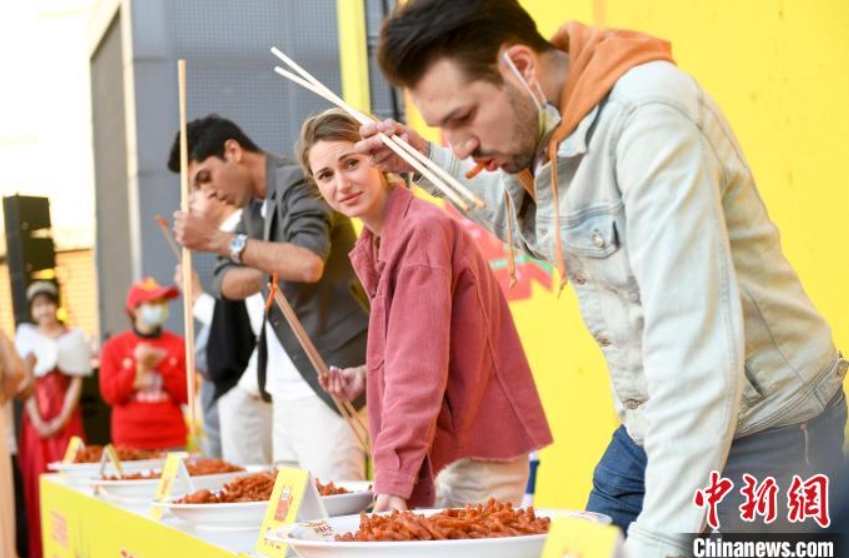 國內(nèi)外の「激辛の達(dá)人」が「麻辣王」の座を競う　湖南省長沙