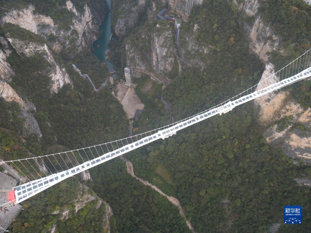 11月12日、張家界大峽谷のガラス橋で遊覧する観光客（ドローンによる撮影?趙衆(zhòng)志）
