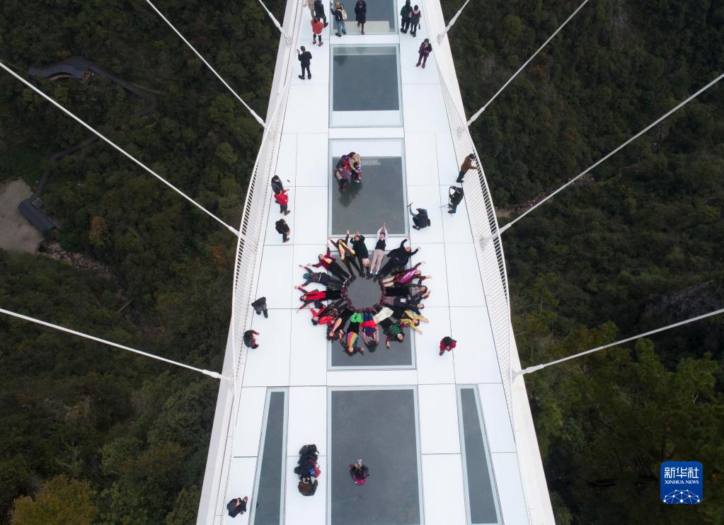 足の下に谷底くっきり！ガラス橋から楽しむ絶景　湖南省張家界