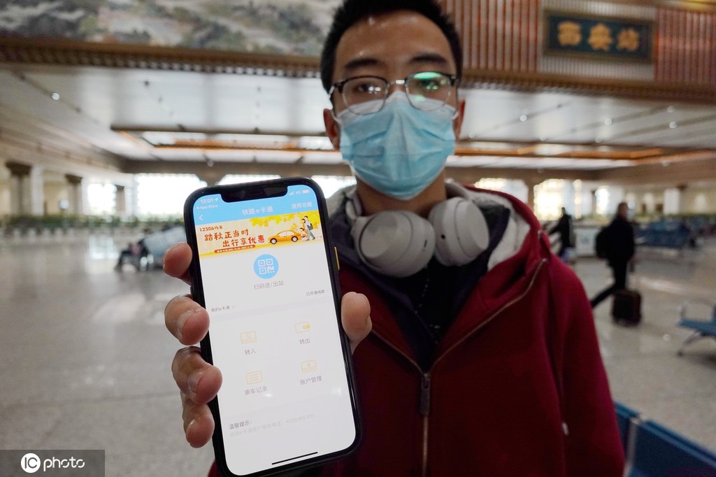 11月15日、スマホの「鉄道eカード」畫面を見せる乗客（寫真著作権は東方ICが所有のため転載禁止）。