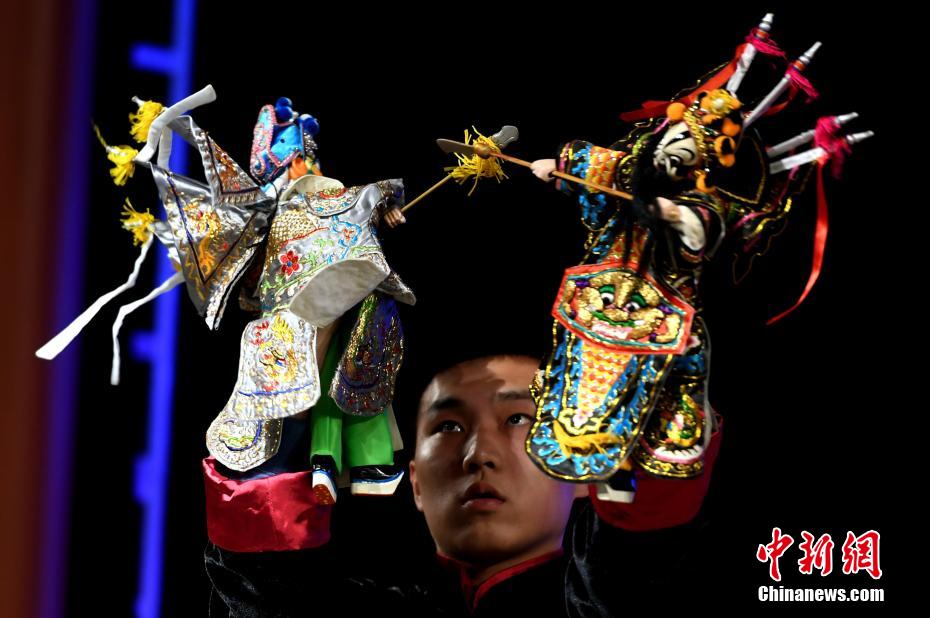 5本の指で演じる伝統(tǒng)的な人形劇「布袋劇」　福建漳州市