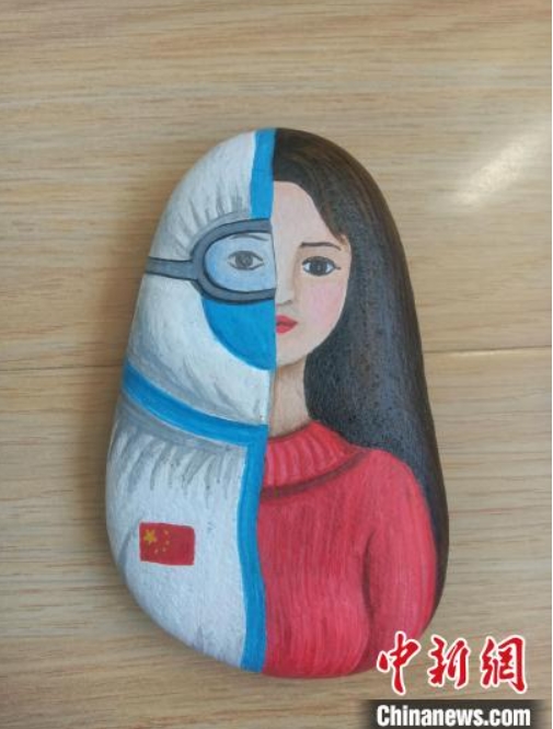 ゴビ砂漠の石に描かれたコロナ下の溫もり　甘粛省