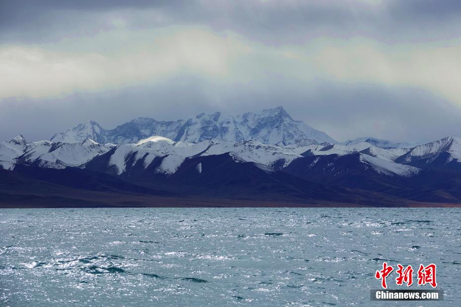 初冬のナムツォに広がる青い世界　西蔵