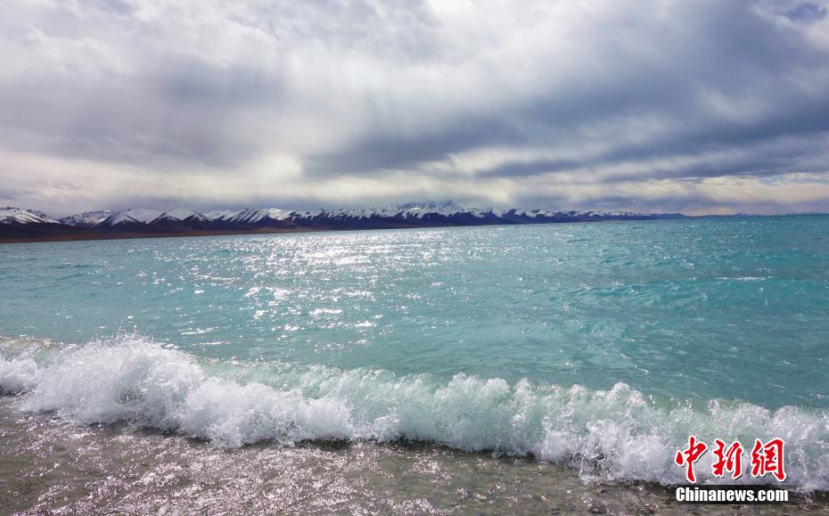 初冬のナムツォに広がる青い世界　西蔵