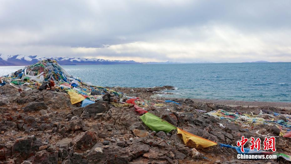 初冬のナムツォに広がる青い世界　西蔵