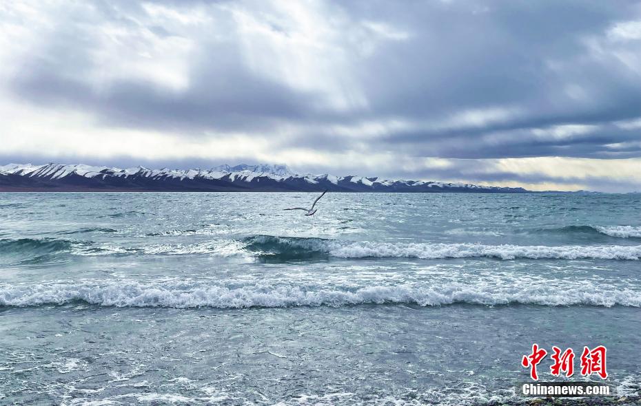 初冬のナムツォに広がる青い世界　西蔵