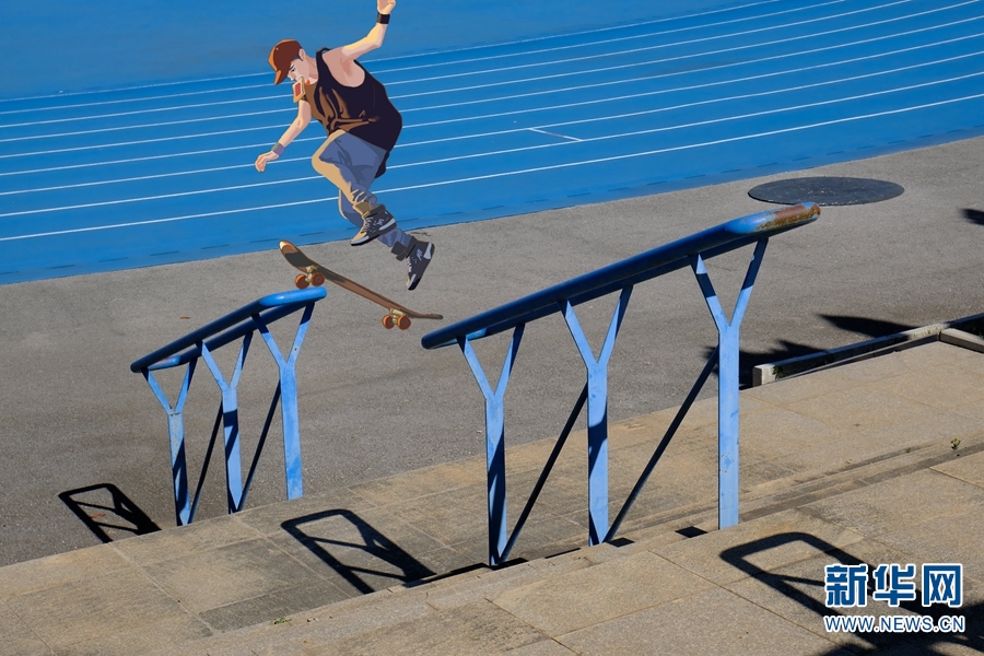 キャンパスの風(fēng)景にイラスト組み合わせた「冬の運動會」　雲(yún)南師範大學(xué)