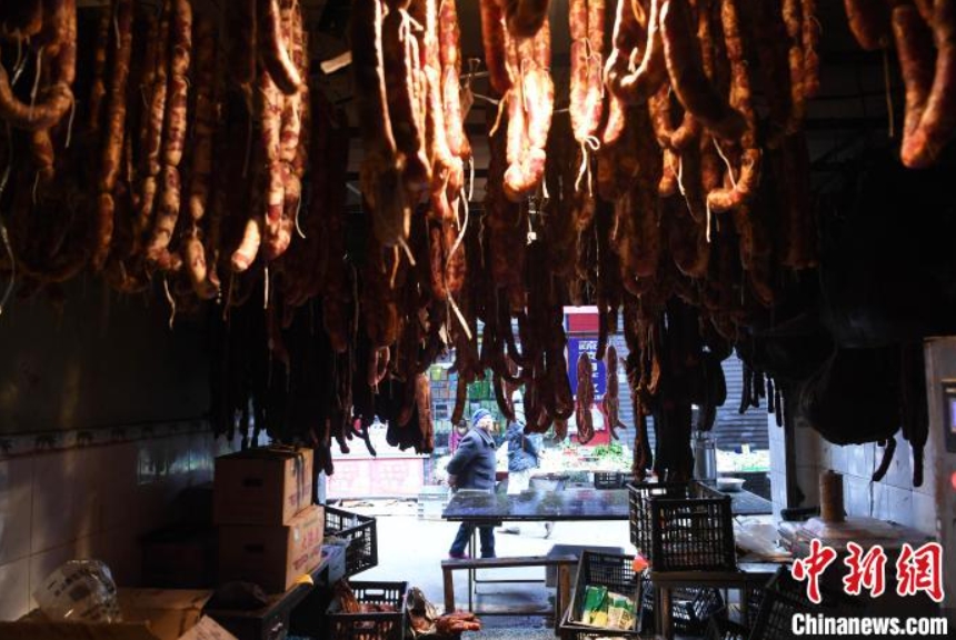 市場に「腸詰めシーズン」到來　重慶市