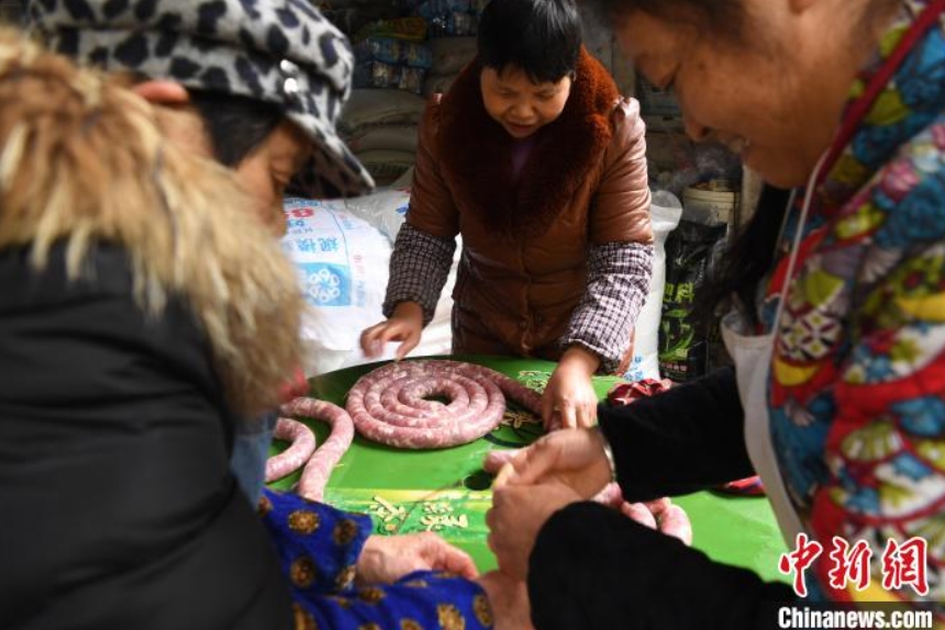 腸詰めに肉を詰める作業(yè)に勤しむ女性たち（撮影?陳超）。