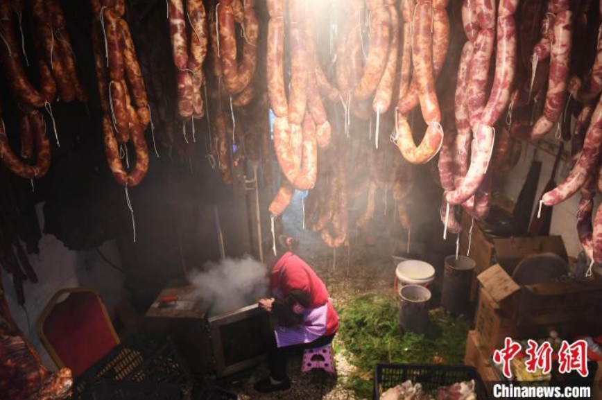 市場(chǎng)に「腸詰めシーズン」到來　重慶市