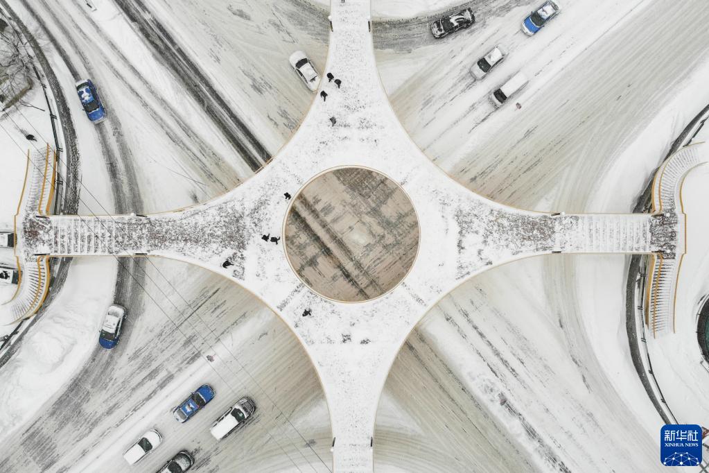 11月22日、大雪が降り積もった鶏西市市內(nèi)の様子（ドローンによる撮影?張濤）。