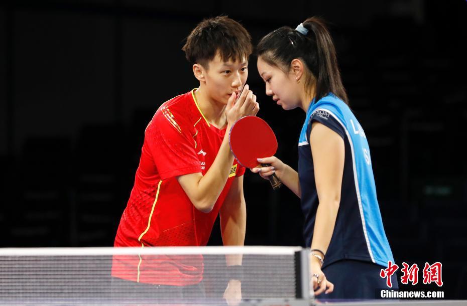 合同訓練中に言葉を交わす中國の林高遠選手（寫真左）と米國のチャン?リリー選手（撮影?劉関関）。