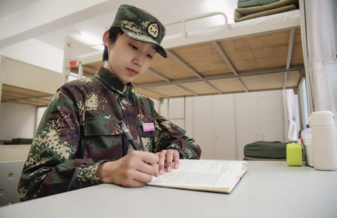 體重を10キロ増やして女性兵士になった元女子大生