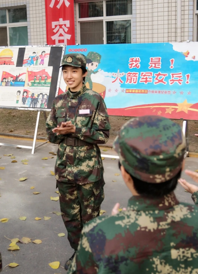 體重を10キロ増やして女性兵士になった元女子大生