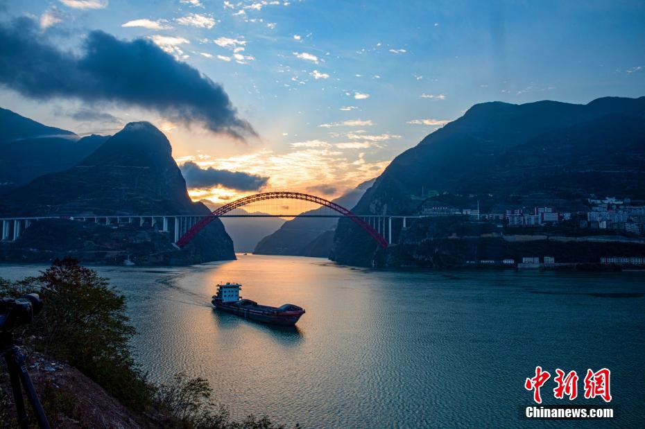 広がる朝焼け　三峽の絶景を愉しむ　