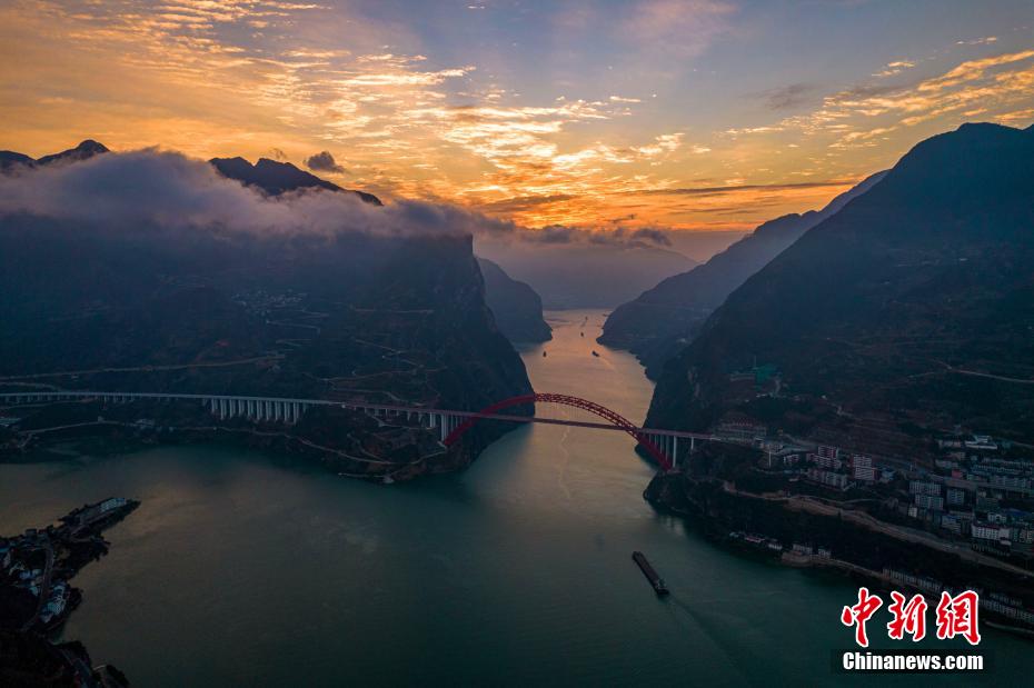 広がる朝焼け　三峽の絶景を愉しむ　