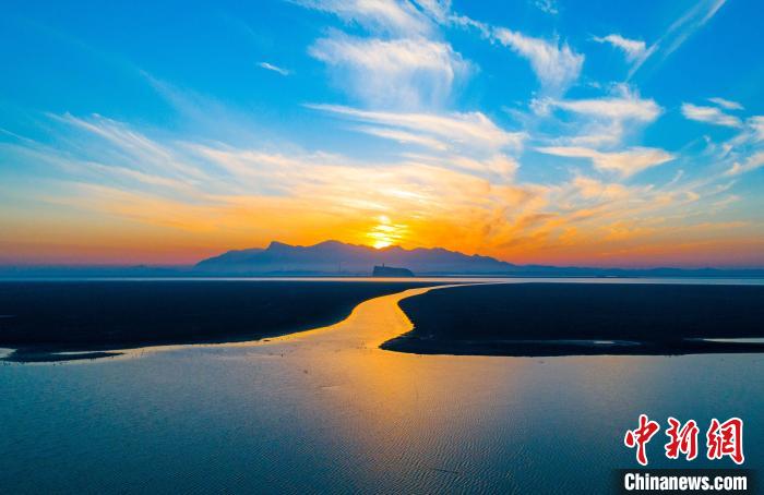 冬になると水位が下がる江西省湖口県の鄱陽湖を夕日が照らし絶景に