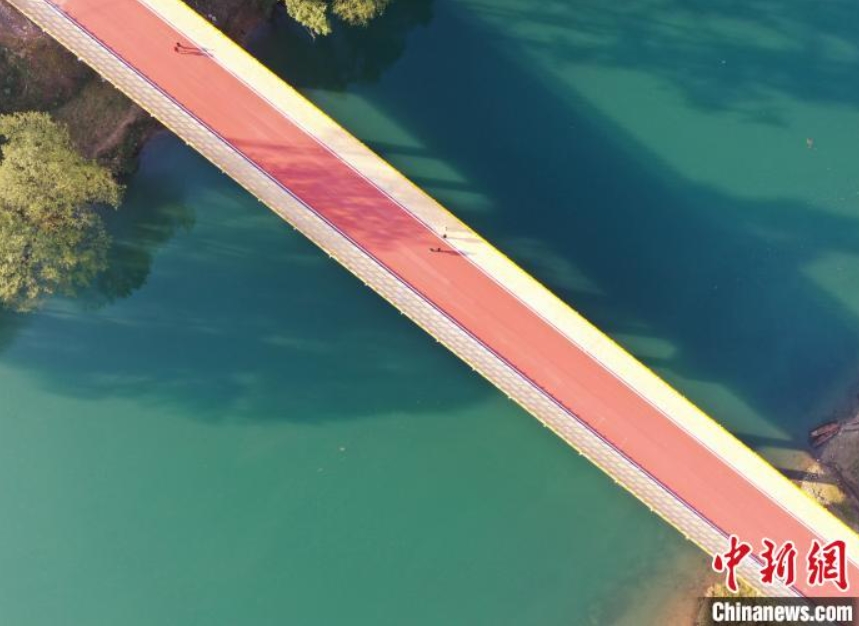 緑豊かな山と水に映える遊歩道「郷愁緑道」　貴州省銅仁