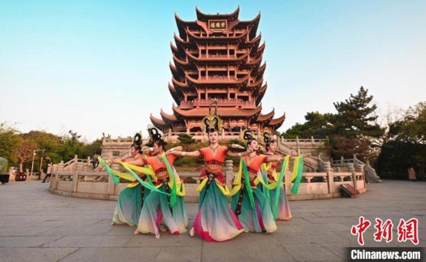 黃鶴樓で美しい仙女たちによる「飛天ショー」　湖北省武漢