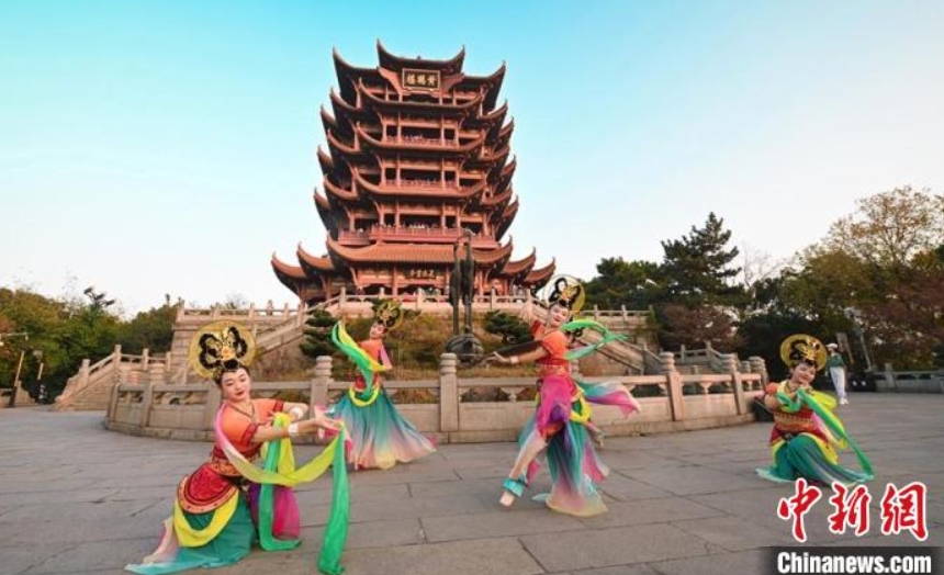 黃鶴樓で美しい仙女たちによる「飛天ショー」　湖北省武漢