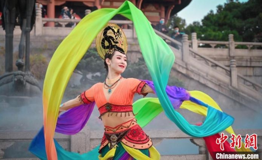 黃鶴樓で美しい仙女たちによる「飛天ショー」　湖北省武漢