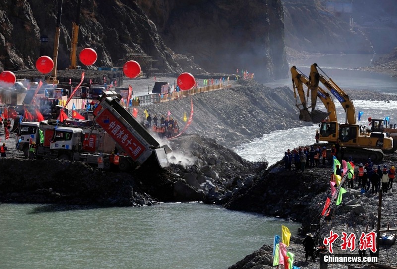 金沙江拉哇水力発電所、水流のせき止めに成功