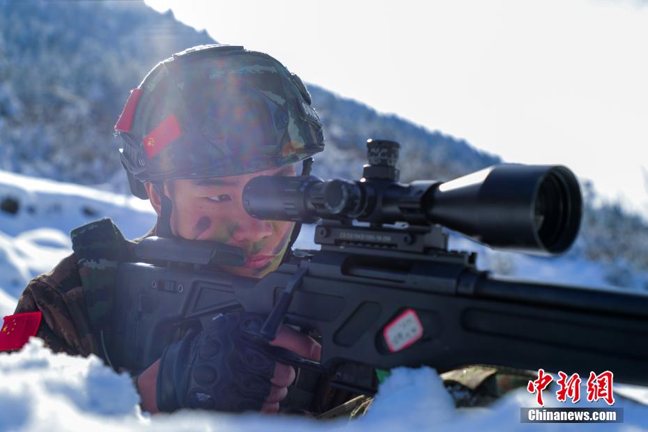 川西地域の雪原で雪上実踐訓(xùn)練を?qū)g施する武裝警官　四川省