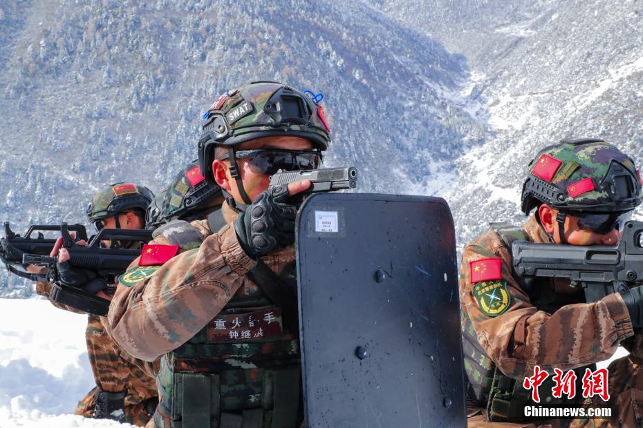 川西地域の雪原で雪上実踐訓練を?qū)g施する武裝警官　四川省