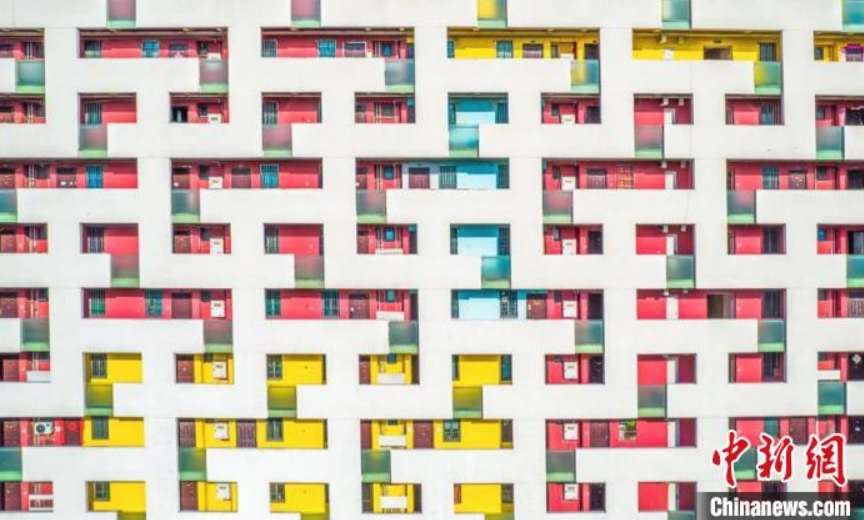 迷路のようなカラフルなマンション（撮影?殷縁）。