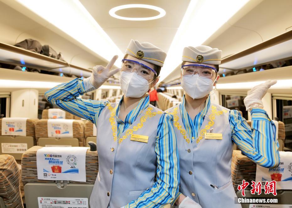 贛深高速鉄道の試運(yùn)転列車の飲食サービス擔(dān)當(dāng)乗務(wù)員（撮影?陳文）