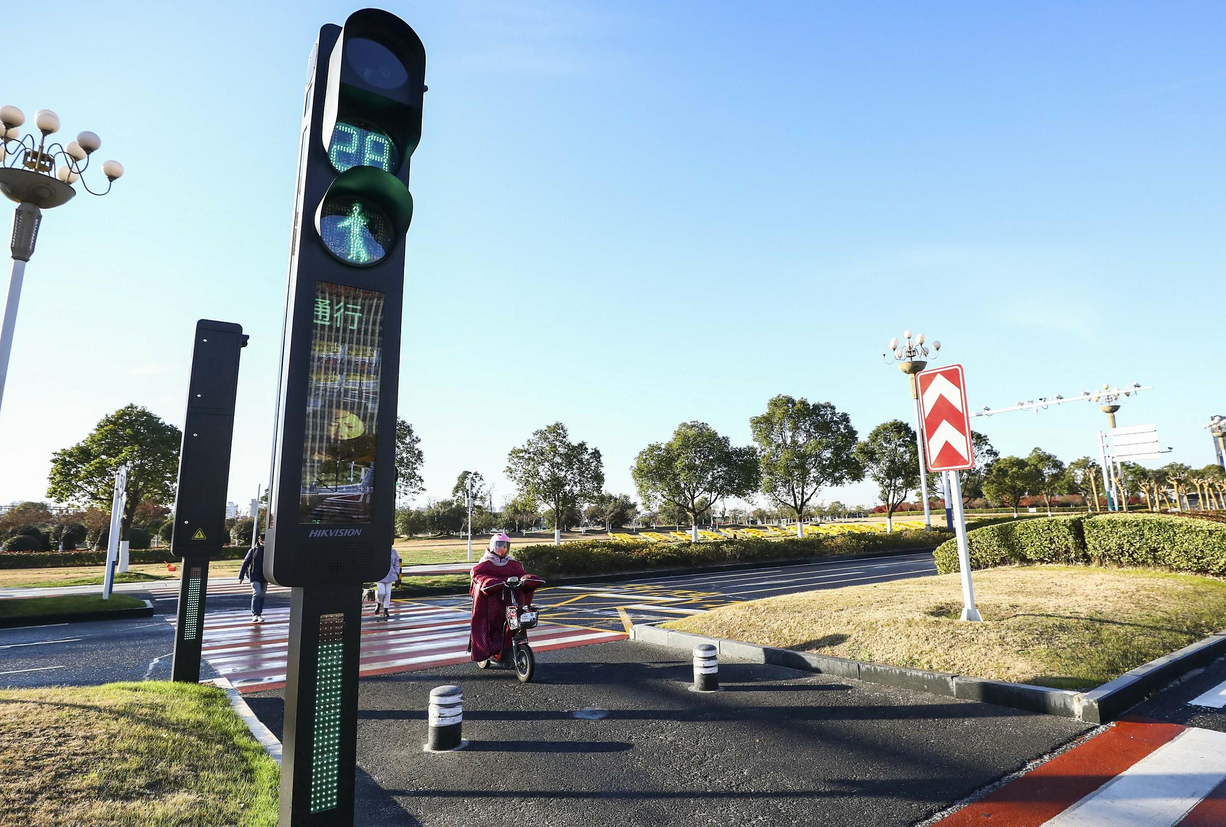 12月1日、江蘇省淮安市で運用が始まったLED縦長タイプ信號燈（寫真著作権は東方ICが所有のため転載禁止）。