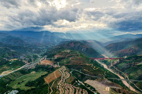 中國ラオス鉄道が全線開通　1千キロ以上を支える「復(fù)興號」技術(shù)