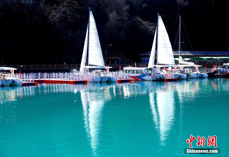 初冬の高原湖?バーソンツオ　チベット