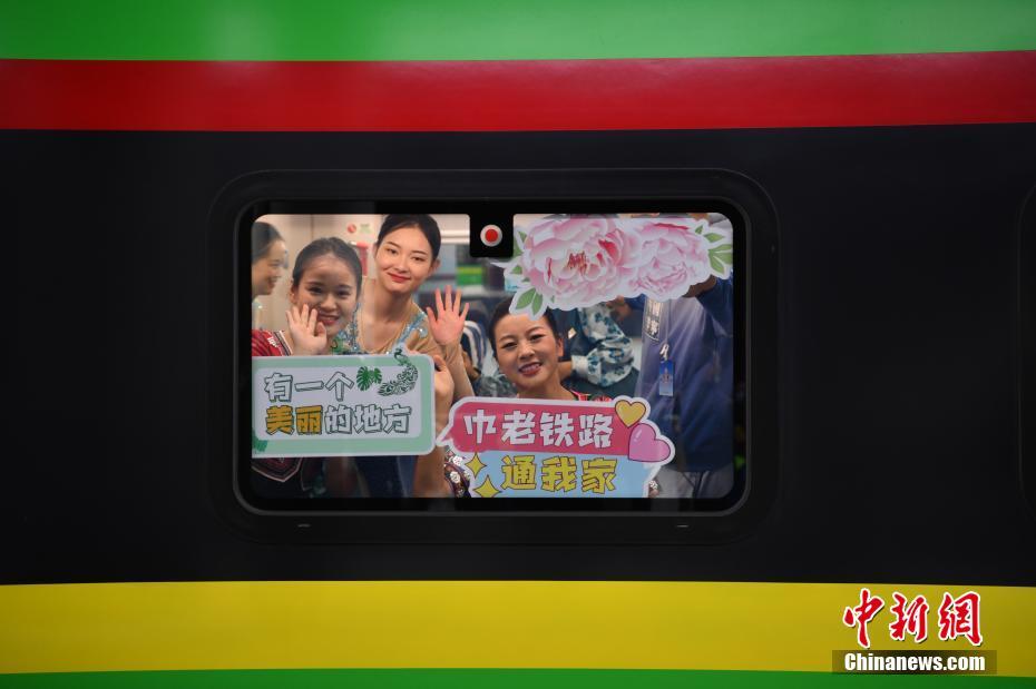 中國(guó)ラオス鉄道が開(kāi)通、1本目の列車(chē)がシーサンパンナ?タイ族自治州に到著