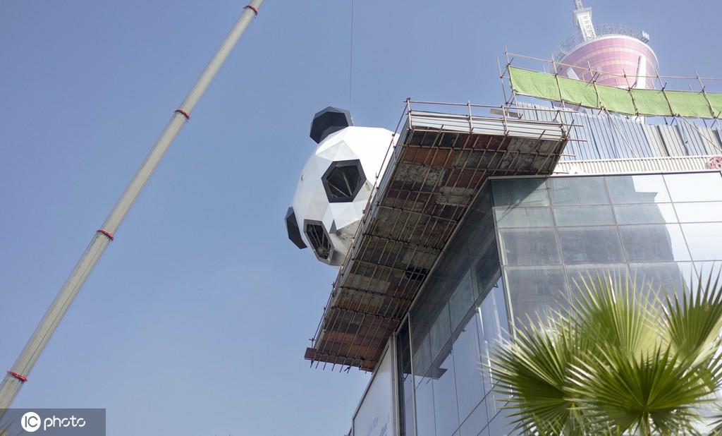 ビルの上から階下を眺める巨大パンダのオブジェ（寫真著作権は東方ICが所有のため転載禁止）。 