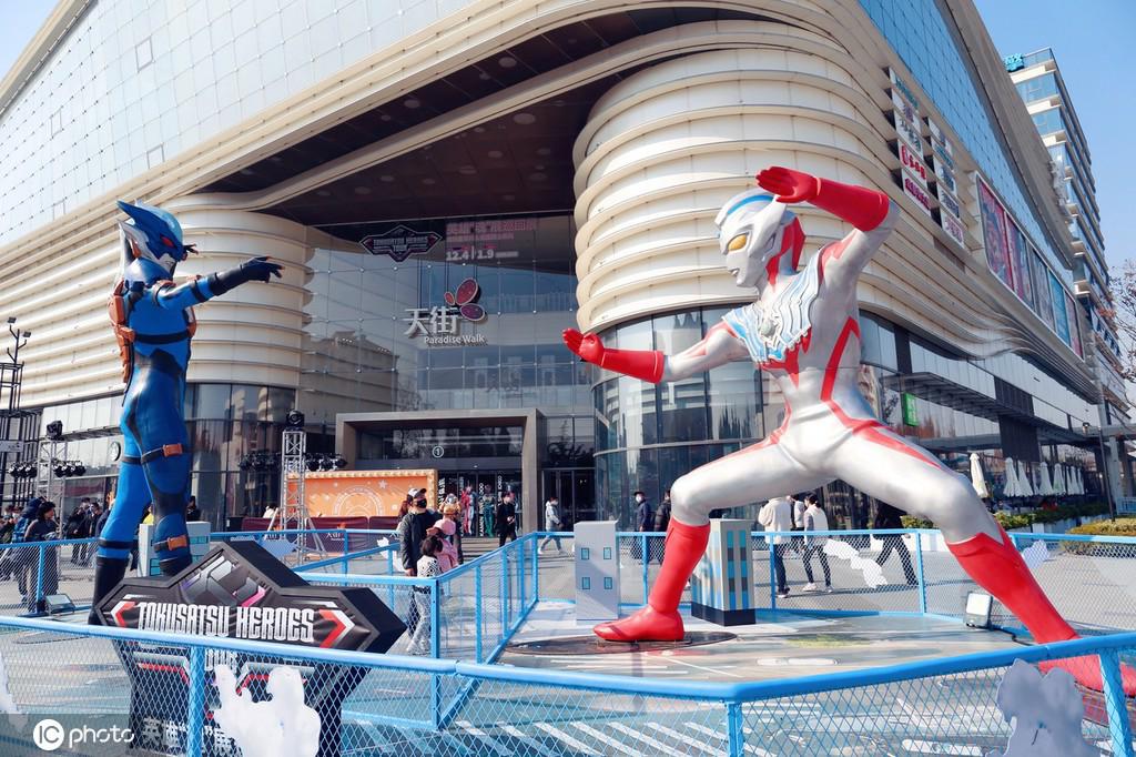 商業(yè)施設(shè)正面玄関前の広場に設(shè)置された高さ5メートルの巨大ウルトラマンの対戦オブジェ（寫真著作権は東方ICが所有のため転載禁止）。